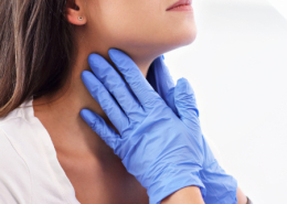 Cordas vocais inflamadas causando rouquidão persistente